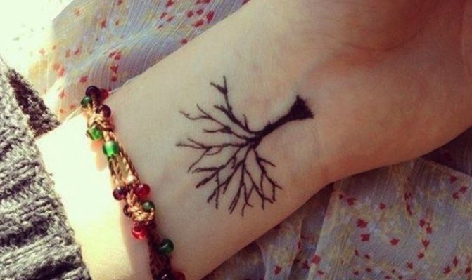 Een henna tekening op de pols. Eenvoudige schetsen voor beginners