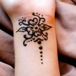 En henna-tegning på håndleddet. Nemme skitser for begyndere