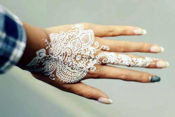 Witte henna tekening op handen