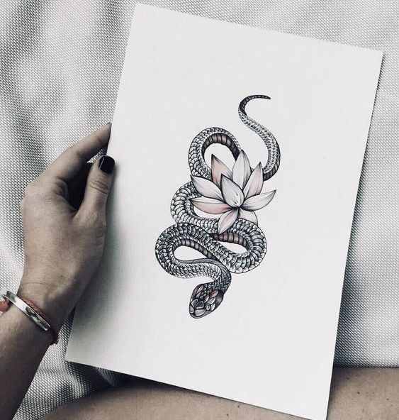 Tegning til en slangeformet tatovering, som mange piger kan lide