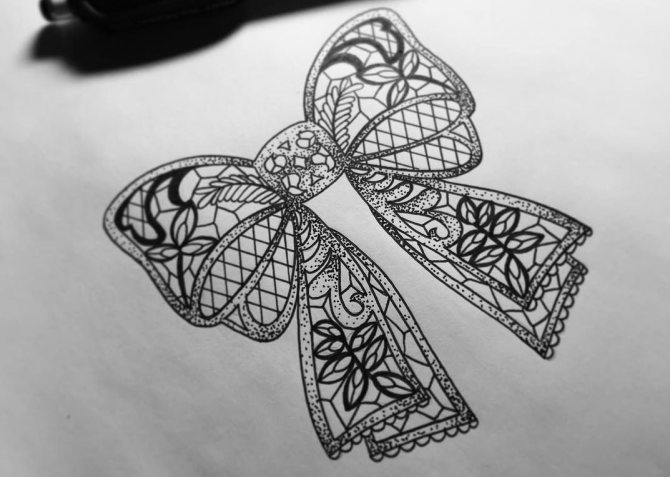 Tetoválás kialakítása egy csipkéből készült íj formájában - ez a lehetőség nagyon népszerű.