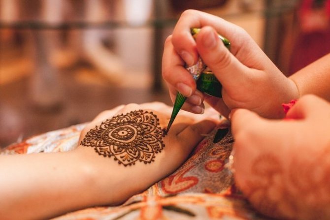 Pictura cu henna