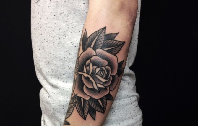 男性の前腕に描かれた薔薇は、十分に興味深いものです。