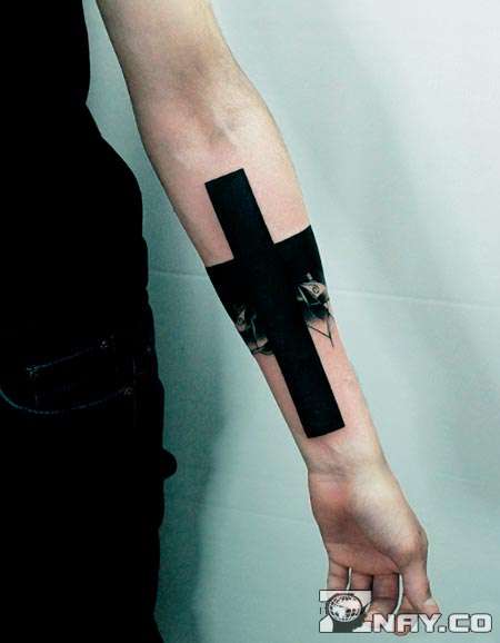 Χέρι με μαύρο τατουάζ