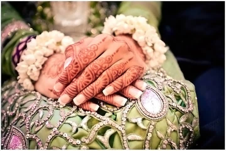 De armen van de Indiase bruid