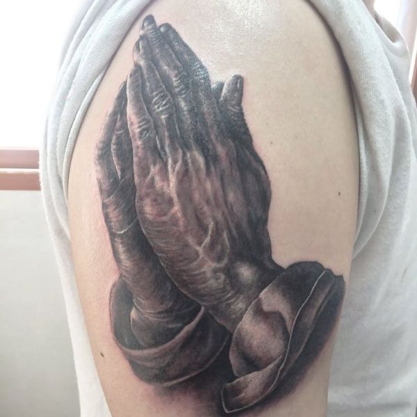Bønnende mands hænder i sort