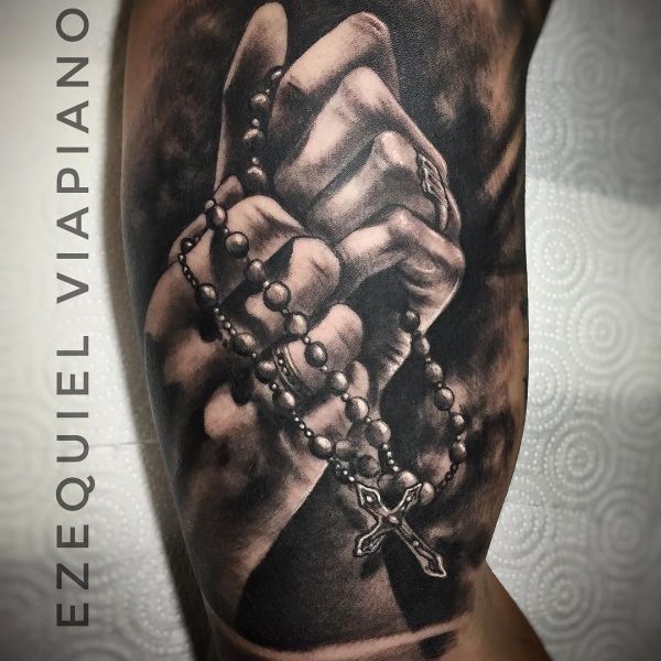 Biddende arm tattoo op biceps man