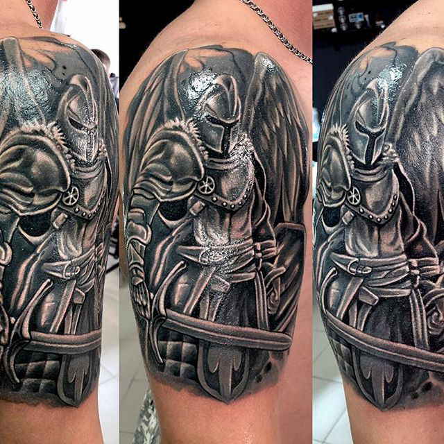 Ridder tatoveret på sin skulder