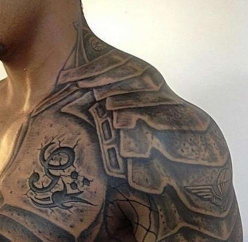 Τατουάζ με πανοπλία ιππότη στο λαιμό