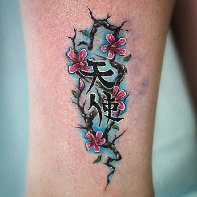 Tatuaggio Sakura e geroglifici