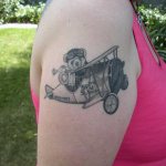 Lėktuvo tatuiruotė ant peties