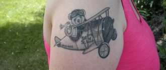 Lėktuvo tatuiruotė ant peties