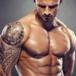 Hotteste mandlige tatoveringer på skulderen foto