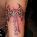 Tatuaj cu toporul lui Perun