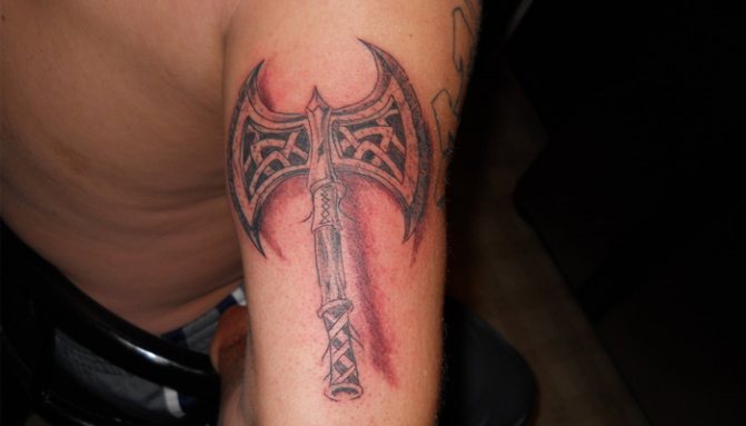 Il tatuaggio dell'ascia di Perun