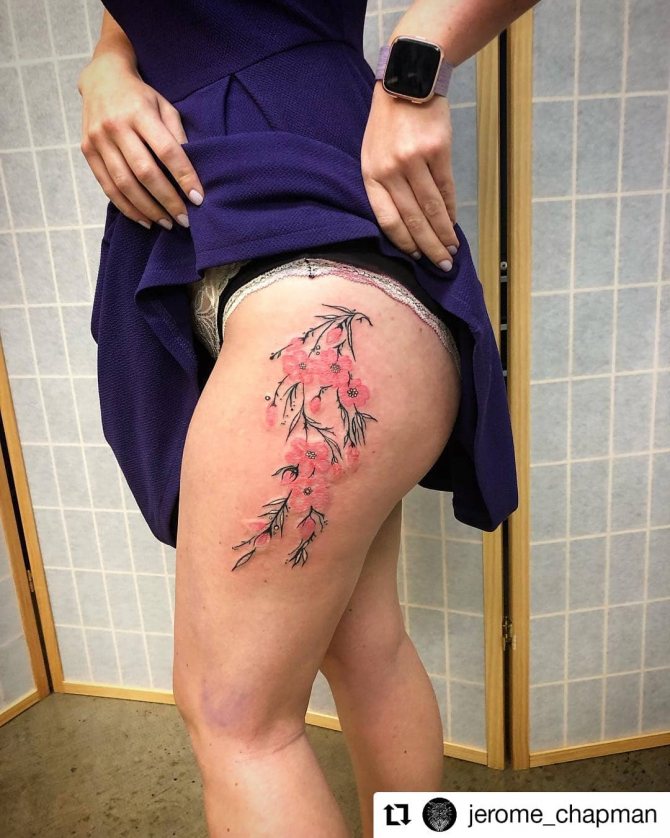 Tatuaj sexy de coapsă de flori de cireș pe coapsa femeii
