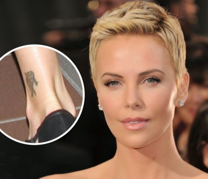 Charlize Theron egy kis tetoválást csináltatott a lábára egy hal alakjában