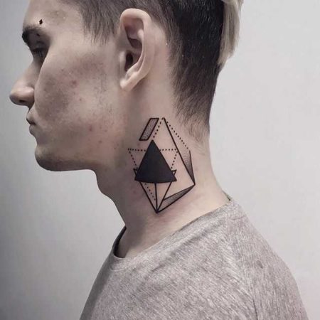 Tatuaż na szyi, geometria