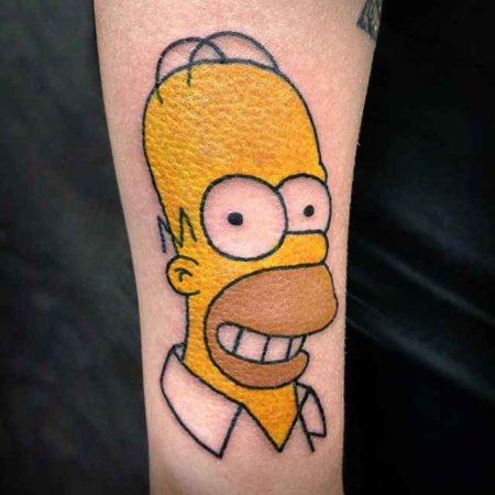 Simpsons татуира Хоумър на ръката си