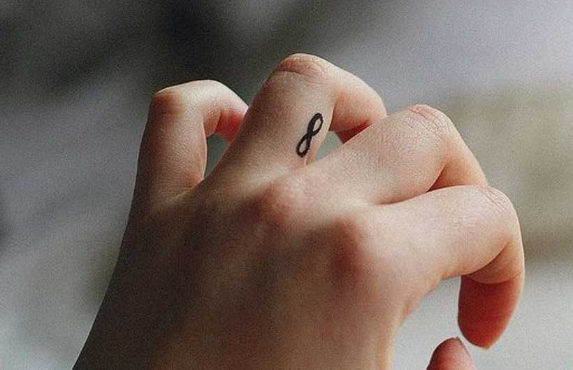 Symbol der Unendlichkeit am Finger