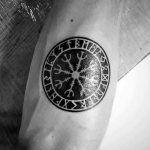 Tatuaggio scandinavo - tatuaggio rune - tatuaggio casco del terrore