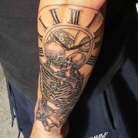 Esqueleto, tatuagem e relógio, antebraço
