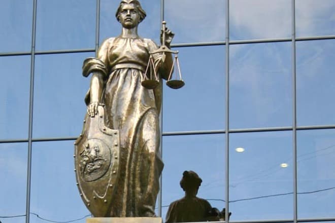Themis sculptuur op het gebouw van het Hooggerechtshof in Moskou.