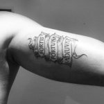 Fortune auttaa rohkeaa rohkealla latinankielisellä tatuoinnilla