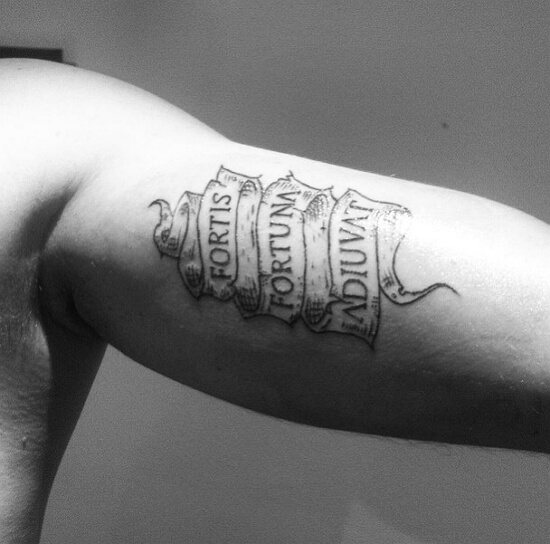 A fortuna corajosa ajuda na tatuagem em latim