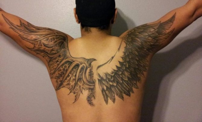 Смесена татуировка с крило на всеки