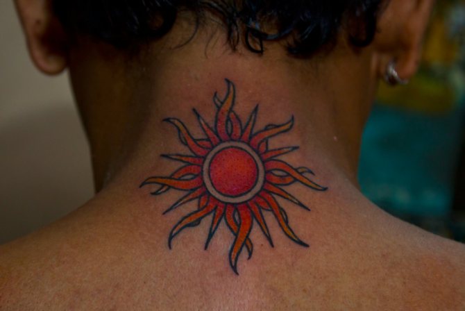 刑務所の中でも太陽のタトゥーは良い兆しです。