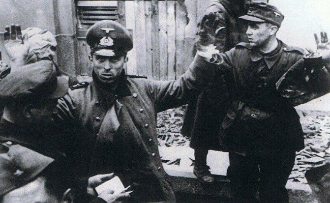 Soldados soviéticos fazem prisioneiros de guerra soldados alemães