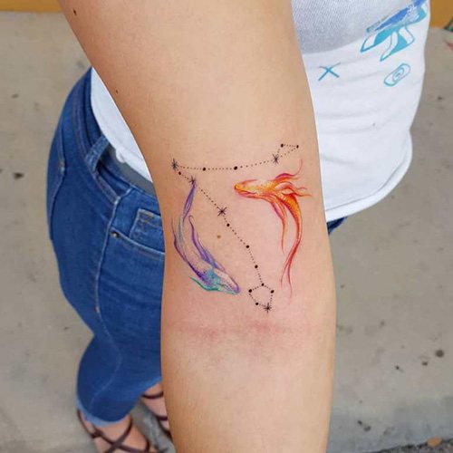 Το τατουάζ του αστερισμού των Ιχθύων. Φωτογραφία, έννοια, σκίτσα στο χέρι, κλείδα, πλευρές, λαιμός
