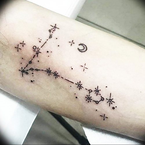 Stjernebilledet Fiskene tatovering. Foto, betydning, skitser på arm, kraveben, ribben, hals