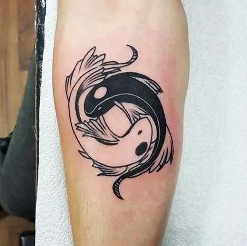 Tatuaż przedstawiający gwiazdozbiór Ryb. Zdjęcie, znaczenie, szkice na ramieniu, obojczyku, żebrach, szyi