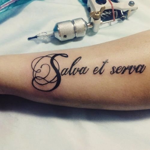 Salvar e salvar uma tatuagem no braço, costas, antebraço em latim, russo. Fotos, o que significam, esboços