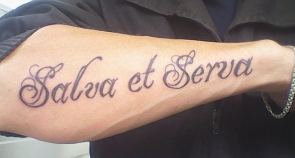 Tallenna ja tallenna tatuointi käsivarteen, selkään ja kyynärvarteen latinaksi, venäjäksi. Kuvat, mitä se tarkoittaa, luonnoksia