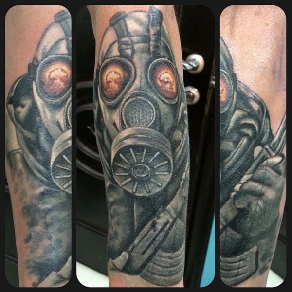 Plynová maska Stalker - tetovanie na ramene