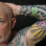 Senas vyras su tatuiruote