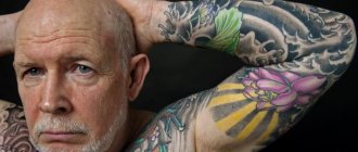 Татуиран стар мъж