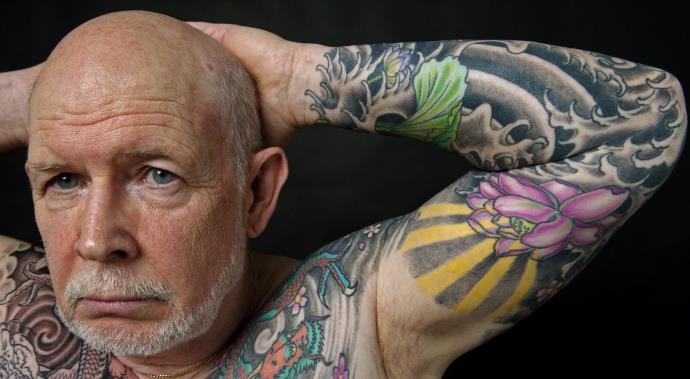 Öregember tetoválással.