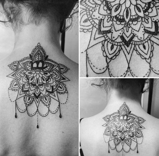 Barokk stílusú tetoválás csipkével a lány hátán
