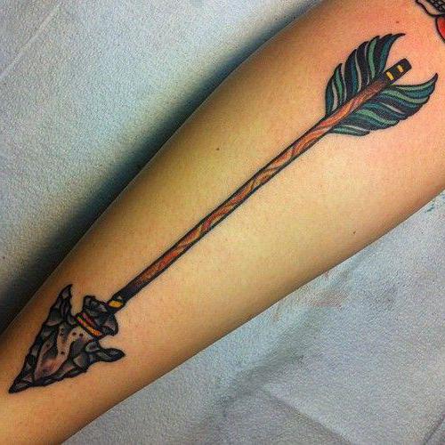 βέλος που σημαίνει τατουάζ