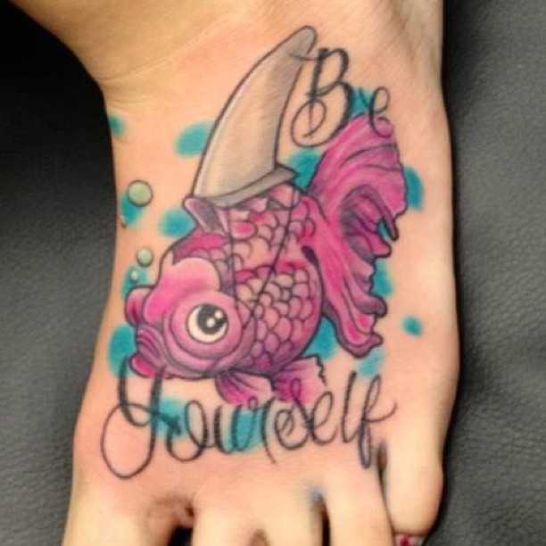 Tatuiruotė ant kojos žuvies
