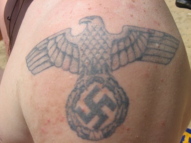 Swastika tatoeage als teken van afwijzing van het regime