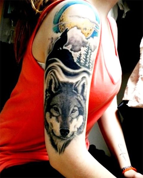 Tatuagem de terreno com um lobo no ombro de uma rapariga