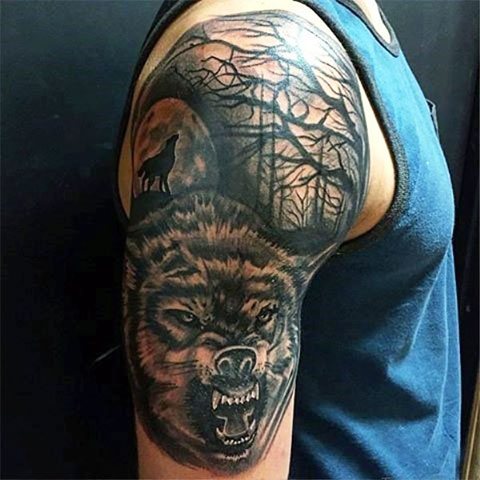 Tetovanie pozemku s vlkom na ramene