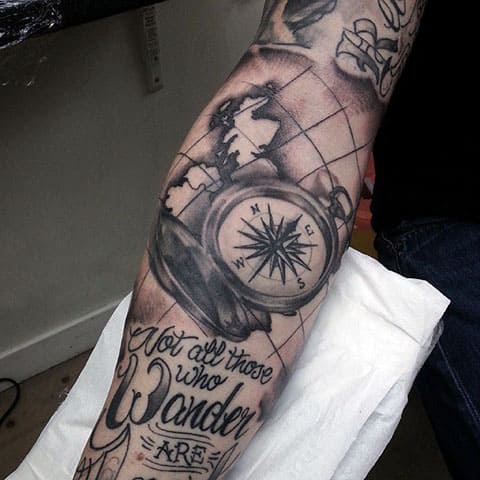 Tatuaj narativ cu busola