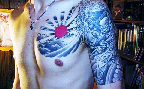 Слънчева татуировка на гърдите