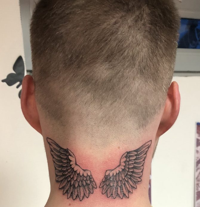 Hogyan néz ki a szárnyak tetoválása egy férfi nyaka mögött